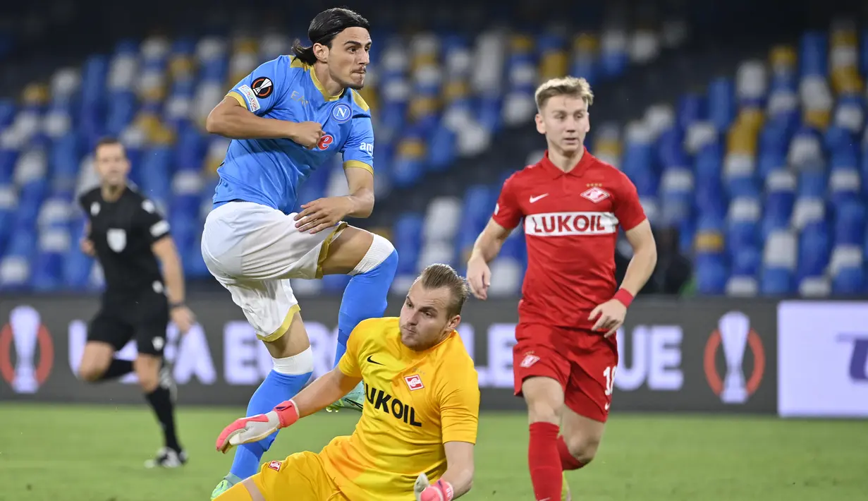 Gelandang Napoli, Eljif Elmas menembak untuk membuka skor melewati kiper Spartak Moscow Aleksandr Maksimenko pada Matchday 2 Liga Europa 2021/2022 di Stadio Diego Armando Maradona, Jumat (1/10/2021) dini hari WIB. Napoli secara mengejutkan dikalahkan Spartak Moscow 2-3. (Alberto PIZZOLI / AFP)
