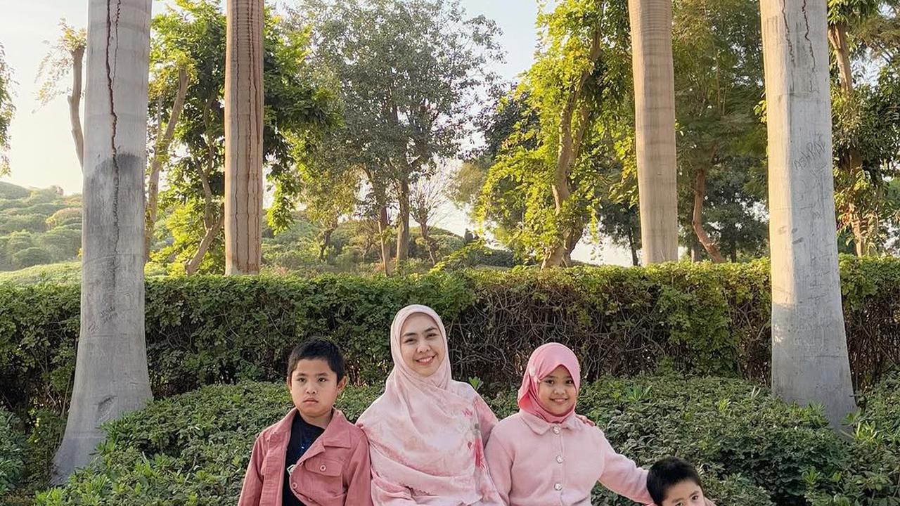 Potret Oki Setiana Dewi Ajak Anak-Anak Main di Taman Kota Kairo, Kompak Pakai Baju Pink
