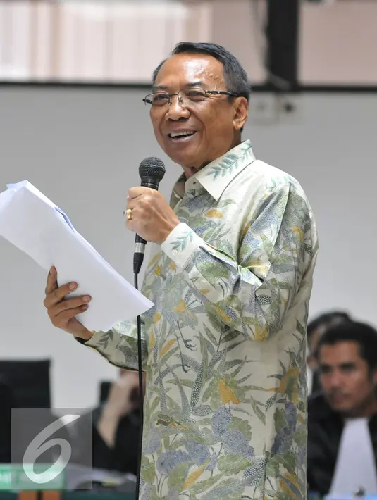 Jero Wacik membacakan berkas saat sidang perdana di Pengadilan Tipikor, Jakarta, Selasa (22/9/2015). Jero didakwa menerima uang gratifikasi Rp349 juta untuk biaya ulang tahun di hotel Darmawangsa saat menjabat Menteri ESDM. (Liputan6.com/Andrian M Tunay)
