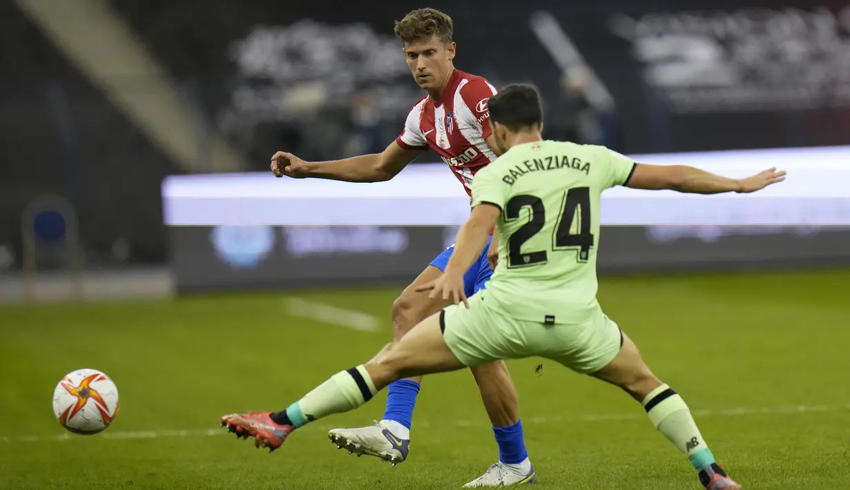 Gelandang Atletico Madrid Marcos Llorente berebut bola dengan bek Athletic Bilbao Mikel Balenziaga pada semifinal Piala Super Spanyol 2022 di Stadion Raja Fahd, Arab Saudi, Jumat (14/1/2022) dinihari WIB. Athletic Bilbao membuat kejutan dengan mendepak Atletico Madrid 2-1. (AP Photo/Hassan Ammar)