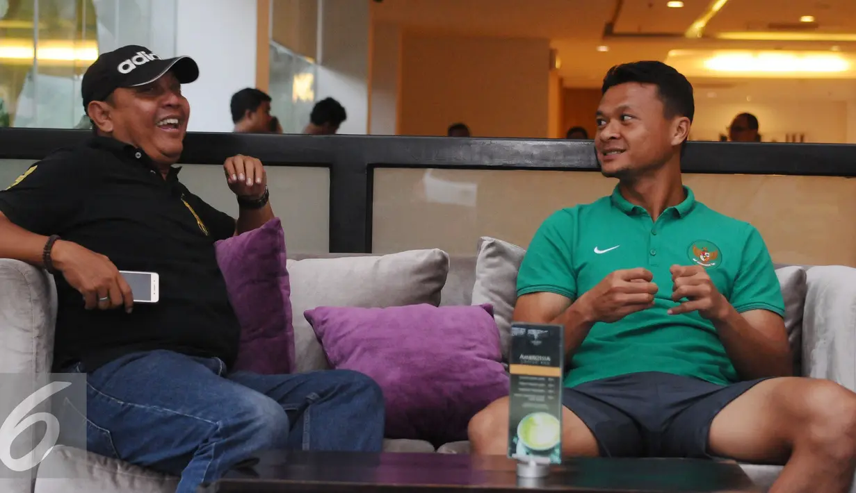 Penjaga gawang Timnas Indonesia, Dian Agus Prasetyo (kanan) berbincang dengan saudaranya di Hotel Yasmin, Tangerang, Senin (31/10). Timnas Indonesia akan melakoni laga AFF Cup 2016 pada pertengahan November mendatang. (Liputan6.com/Helmi Fithriansyah)
