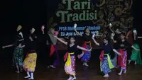 Ketika Remaja Putri Belajar Tari Tradisi