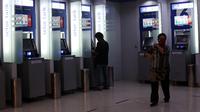 Nasabah usai melakukan transaksi di gerai ATM, Tangerang, Banten, Kamis (4/11/2021). Layanan BI-Fast Payment bakal menggantikan Sistem Kliring Nasional Bank Indonesia (SKNBI) yang selama ini dipakai untuk mewadahi transaksi antarbank. (Liputan6.com/Angga Yuniar)