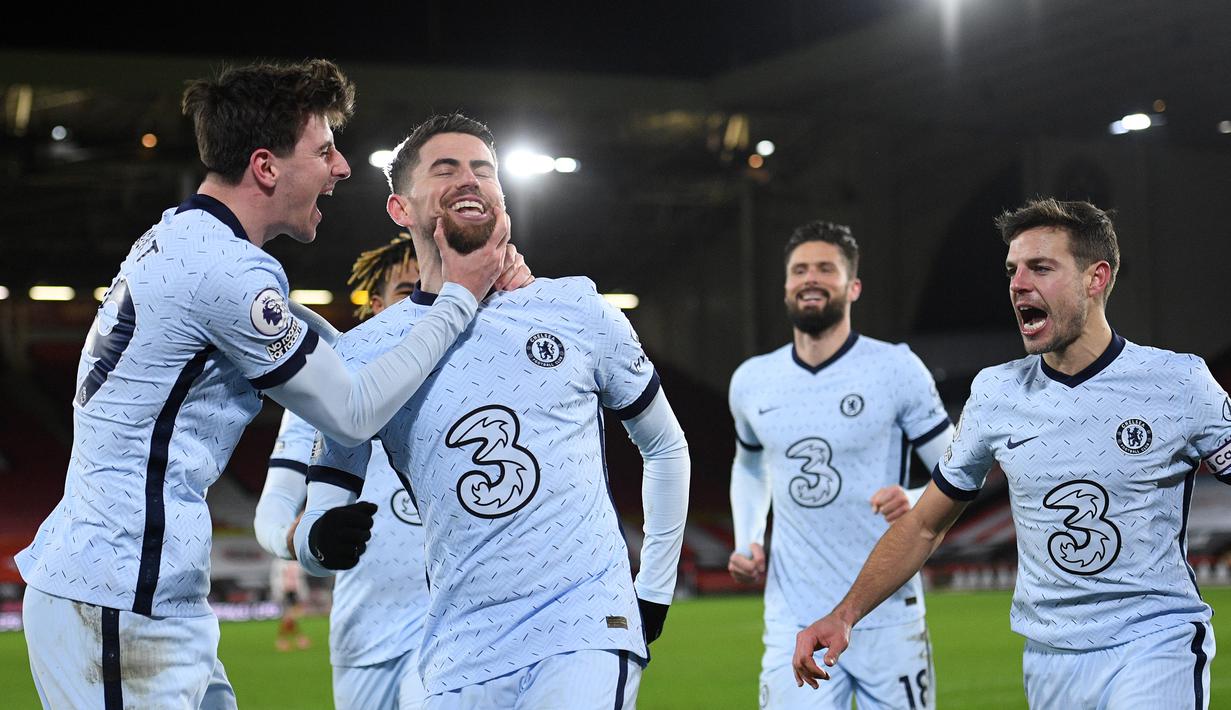 Gelandang Chelsea, Jorginho (kedua dari kiri) melakukan selebrasi bersama rekan setim usai mencetak gol kedua timnya ke gawang Sheffield United dalam laga lanjutan Liga Inggris 2020/21 pekan ke-23 di Bramall Lane, Minggu (7/2/2021). Chelsea menang 2-1 atas Sheffield United. (AFP/Oli Scarff/Pool)