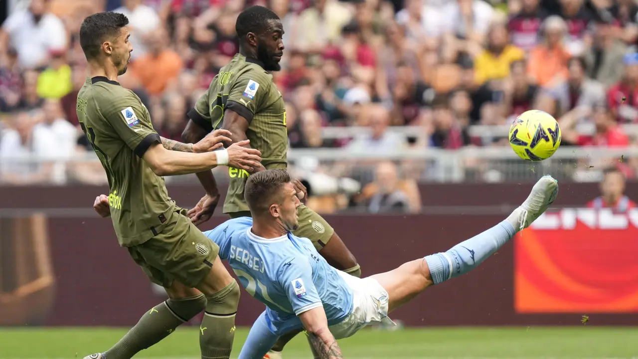 Foto: Duo Milan Kompak Pecundangi Klub Ibu Kota, Lazio dan Roma Sama-sama Kalah 2-0
