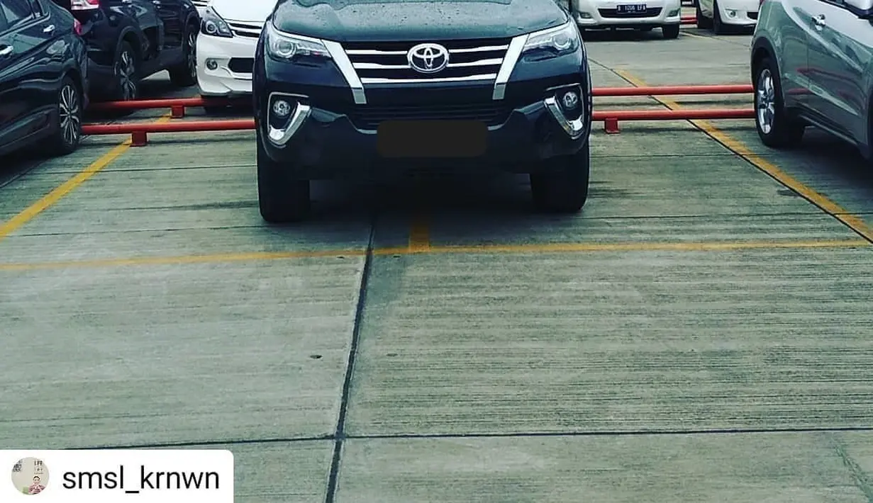Pengemudi fortuner ini terkesan arogan dan egois dengan mengambil dua lahan parkir sekaligus. (Source: Instagram/@smsl_krnwn via Instagram/@parkirlobangsat)
