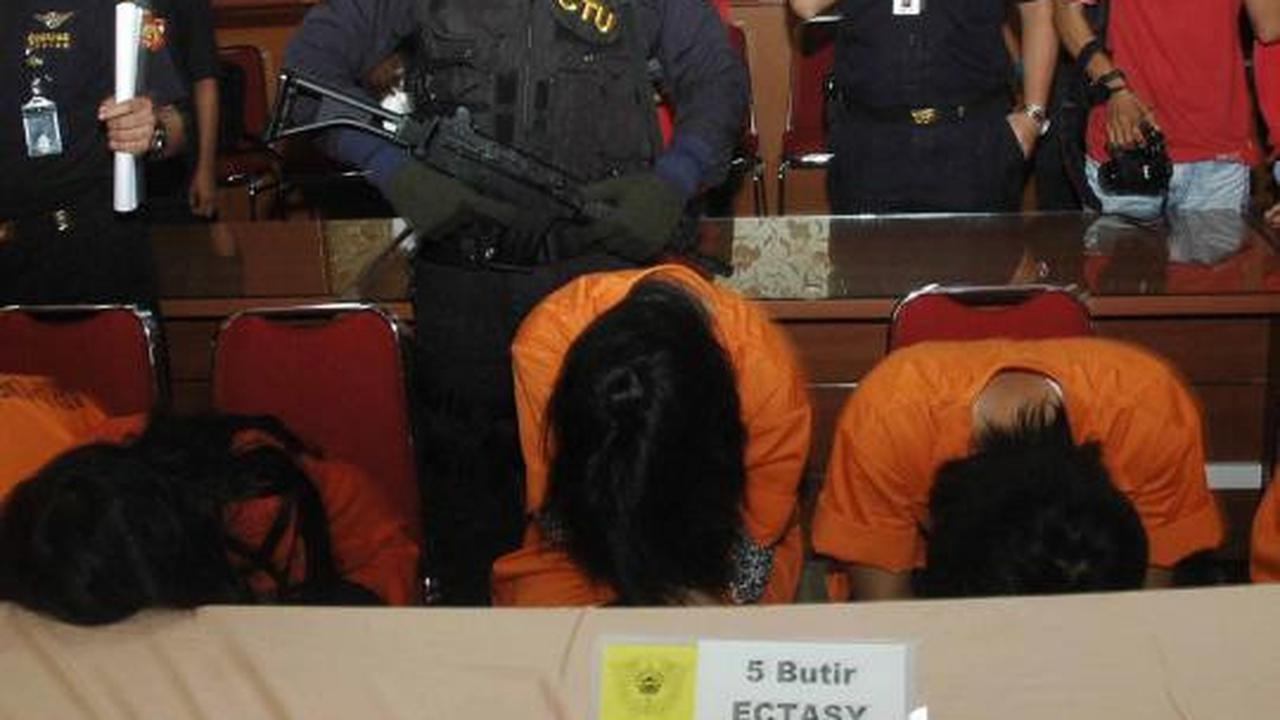 Raka dkk di Bandara Soekarno-Hatta