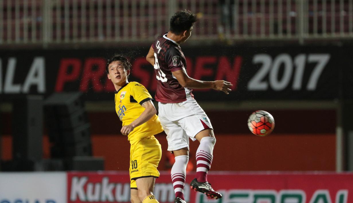 Pemain Mitra Kukar, Oh Inkyun (kiri) menyundul bola melewati gangguan pemain Gresik United pada partai kedua Grup 1 Piala Presiden 2017 di Stadion Maguwoharjo, Sleman, Sabtu (4/2/2017). (Bola.com/Nicklas Hanoatubun)