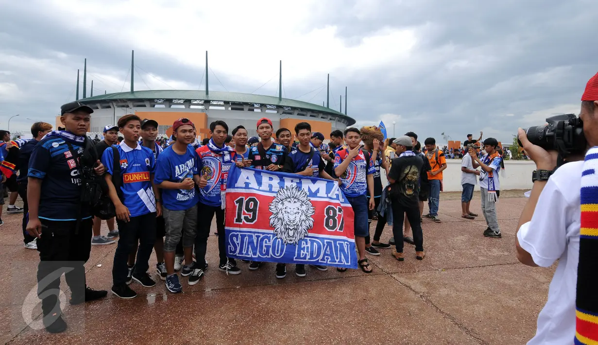 Suporter Arema berfoto saat di Stadion Pakansari, Kab Bogor untuk menyaksikan laga final Piala Presiden 2017, Sabtu (12/3). Di final, Arema FC dan PBFC akan berlaga memperebutkan gelar juara Piala Presiden 2017. (Liputan6.com/Helmi Fithriansyah) 