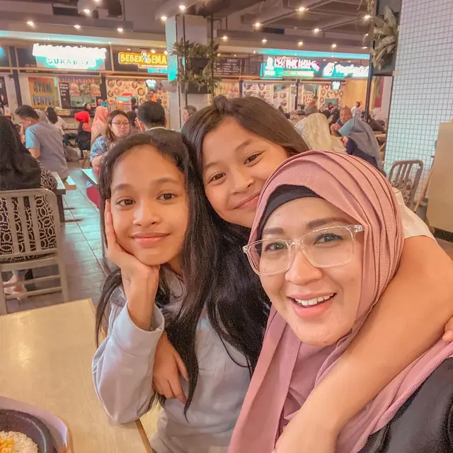Buah Hati Beranjak Remaja, Ini 6 Potret Okie Agustina dan Anak Perempuannya