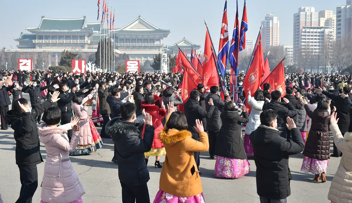 Pemuda dan pelajar menari saat merayakan ulang tahun ke-74 berdirinya Tentara Rakyat Korea di Pyongyang, Korea Utara, Selasa (8/2/2022).  (AFP/Kim Won Jin)