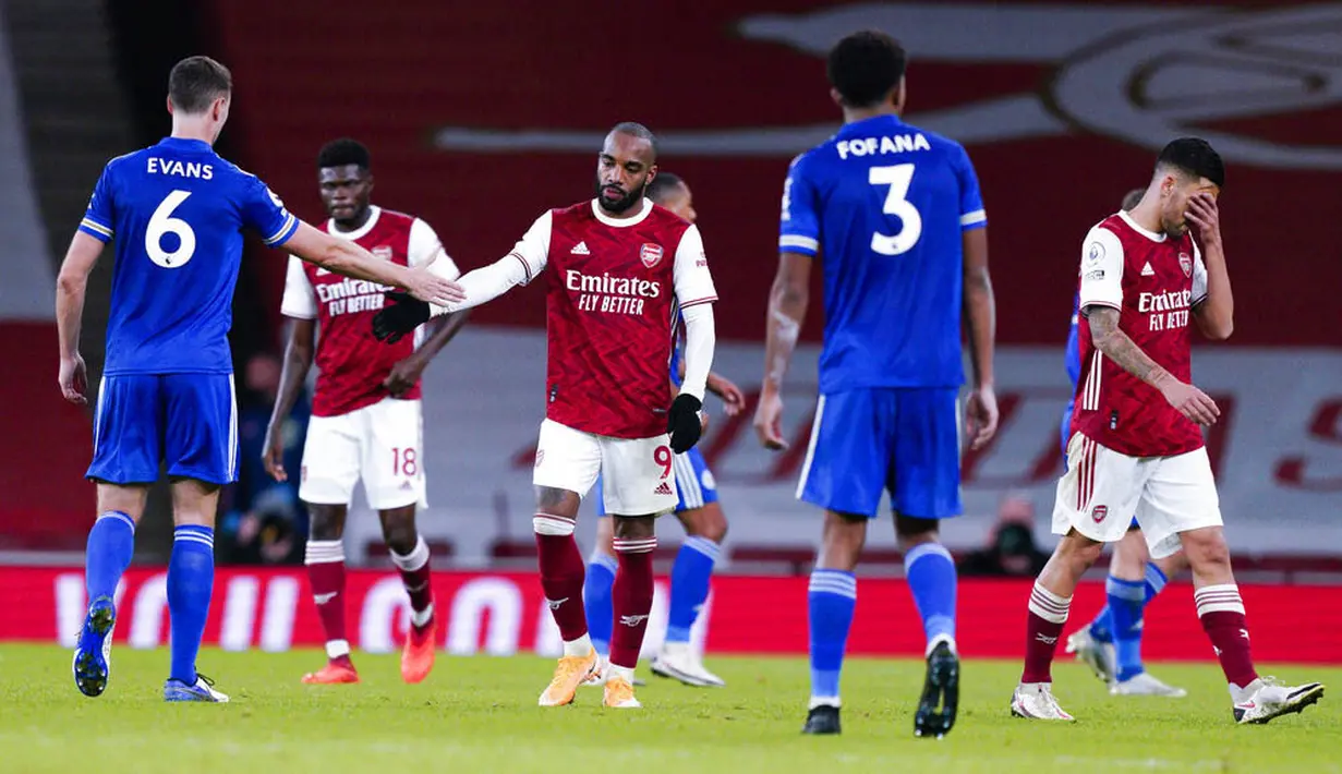 Para pemain Arsenal tampak lesu usai ditaklukkan Leicester City pada laga Liga Inggris di Stadion Emirates, Minggu (25/10/2020). Arsenal tumbang dengan skor 0-1. (Will Oliver/Pool via AP)