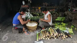 Pekerja memasukan beras ketan bahan dasar pembuatan Lemang di sentra pembuatan lemang kawasan Kramat Raya, Senen, Jakarta, Jumat (17/6). Pelaku usaha lemang meningkatkan produksi hingga 500 buah per hari pada bulan Ramadan. (Liputan6.com/Gempur M Surya)