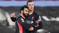 Penyerang Liverpool, Mohamed Salah, melakukan selebrasi bersama Jordan Henderson usai mencetak gol ke gawang West Ham United pada laga Liga Inggris di Stadion London, Minggu (31/1/2021). Liverpool menang dengan skor 3-1. (Justin Setterfield/Pool via AP)