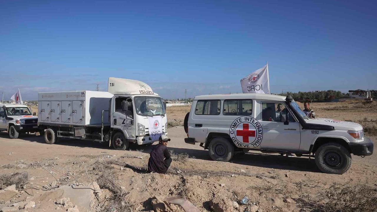FOTO: ICRC Serahkan Jenazah Warga Palestina yang Ditahan Israel