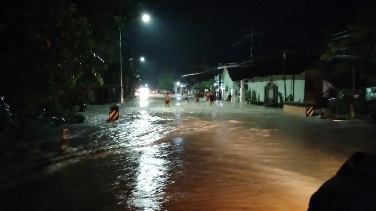 Sungai Kalicilik di Kecamatan Ngraho, Kabupaten Bojonegoro, Jawa Timur, bagian barat meluap. (Ahmad Adirin/Liputan6.com)