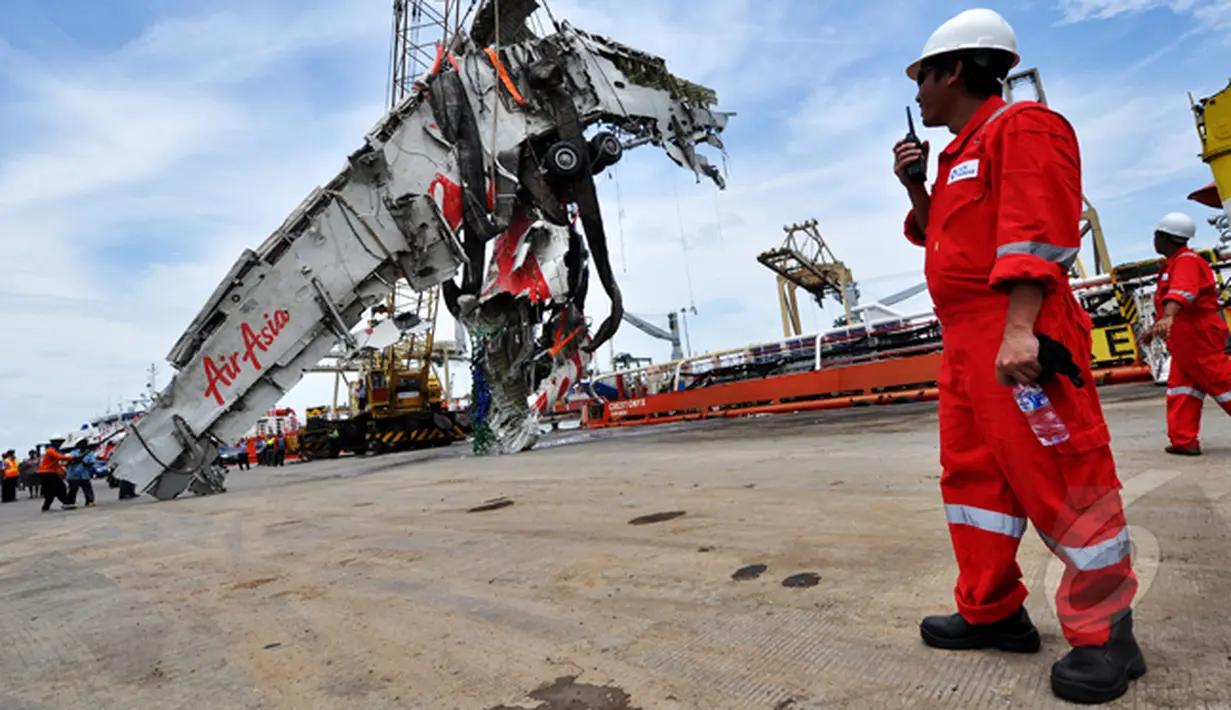 Petugas Basarnas memindahkan bangkai badan AirAsia QZ8501 dari kapal milik SKK Migas, Crest Onyx di Pelabuhan Tanjung Priok, Jakarta, Senin (2/3/2015).  (Liputan6.com/Faizal Fanani)