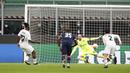 Gelandang AC Milan, Franck Kessie (kiri) melakukan eksekusi penalti yang berbuah gol ke gawang Red Star Belgrade dalam laga leg kedua babak 32 Besar Liga Europa 2020/21 di San Siro Stadium, Kamis (25/2/2021). AC Milan bermain Imbang 1-1 dengan Red Star Belgrade. (AP/Antonio Calanni)
