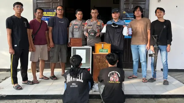 Dua pemuda di Lampung Barat masuk bui setelah aksi keduanya terekam kamera CCTV mencuri isi kotak amal masjid. (Dok. Istimewa).