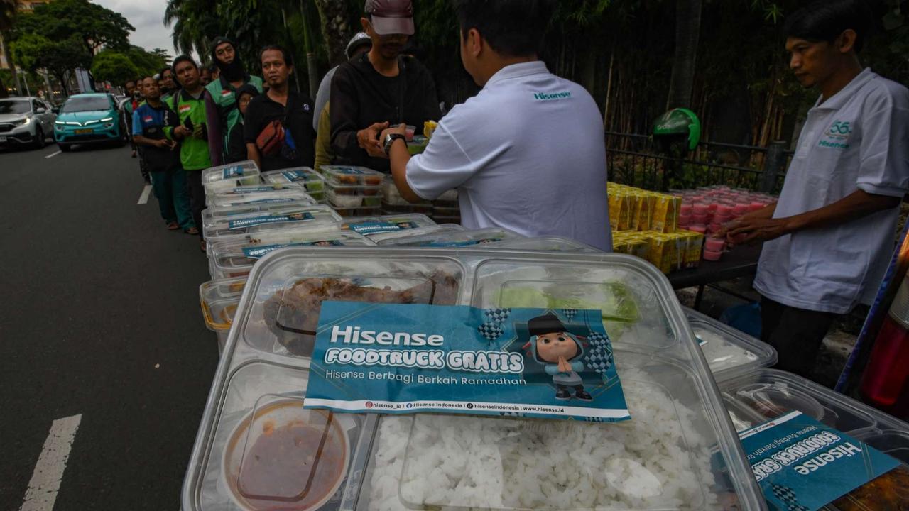 Ratusan warga antre takjil gratis