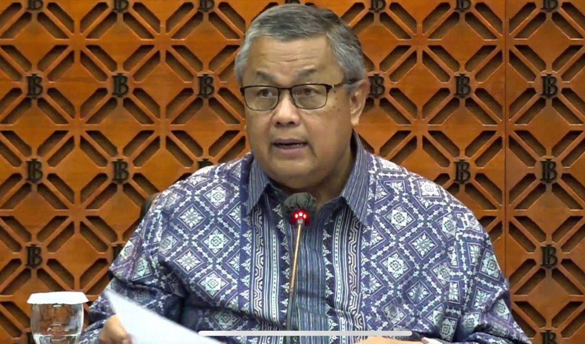 Gubernur Bank Indonesia (BI) Perry Warjiyo memastikan, transaksi usaha mikro (UMI) di bawah Rp100.000 tidak akan kena biaya layanan QRIS.