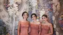 Tampilan anggun Jessica Mila, Febby Rastanty, dan Yuki Kato dalam balutan kebaya model off shoulder saat menjadi bridesmaid pernikahan Enzy Storia [@febbyrastanty]