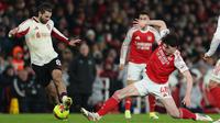 Dominik Szoboszlai dari Liverpool (kiri) dan Declan Rice dari Arsenal berebut bola selama pertandingan Liga Inggris antara Arsenal dan Liverpool di London, Jumat (9-1-2026) dini hari WIB. (AP Photo/Ian Walton)