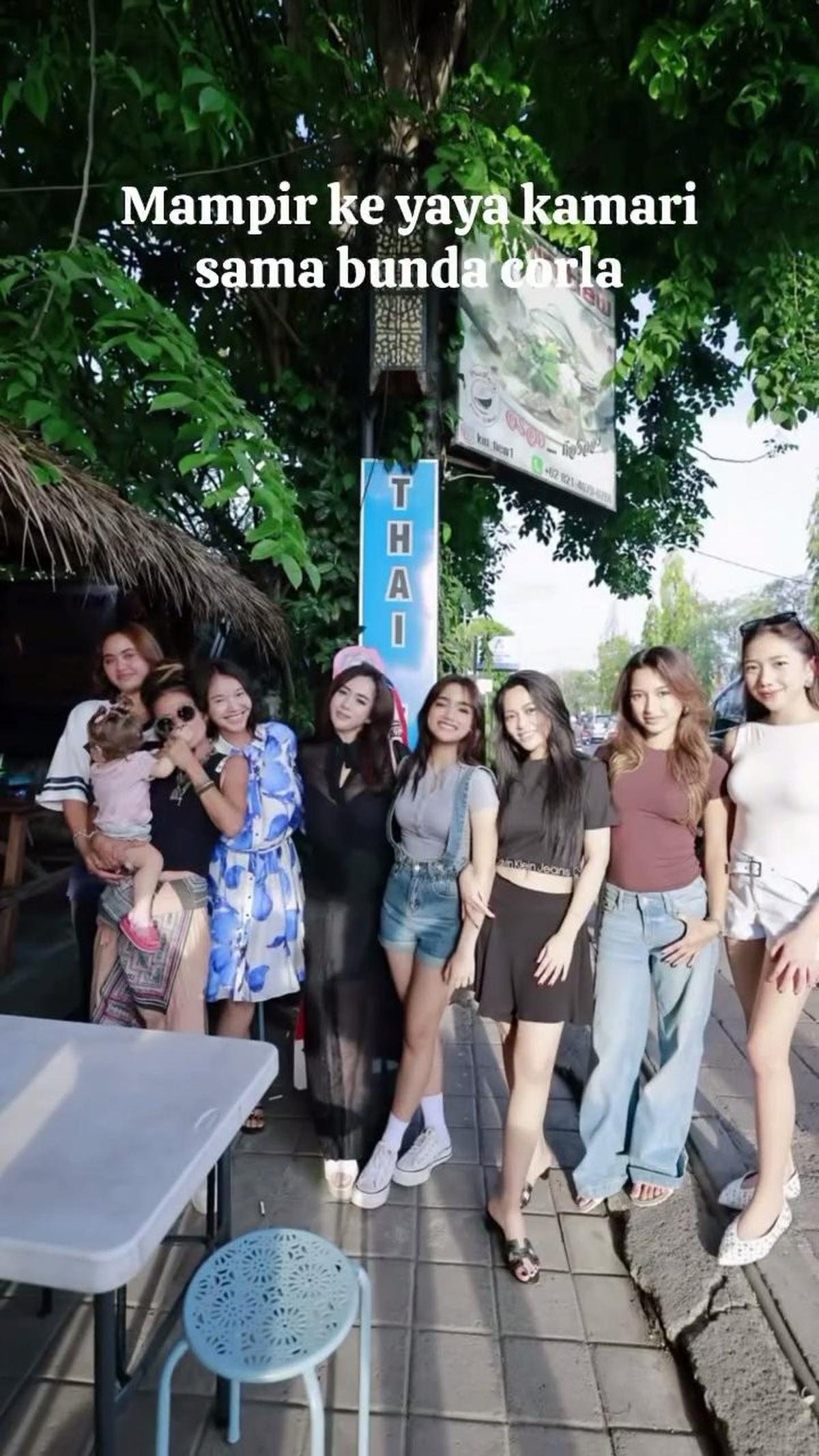 7 Potret Bunda Corla dan Mertua Jennifer Coppen Bertemu, Kocak Banget - Sama Aktifnya