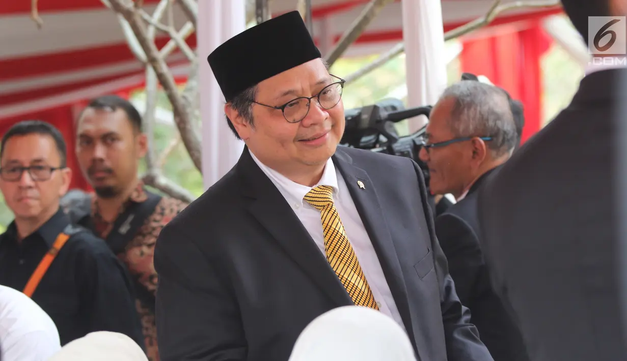 Menteri Perindustrian Airlangga Hartarto menghadiri pemakaman almarhum Presiden ke-3 Republik Indonesia BJ Habibie di Taman Makam Pahlawan Nasional Utama (TMP) Kalibata, Jakarta, Kamis (12/9/2019). (Liputan6.com/Herman Zakharia)