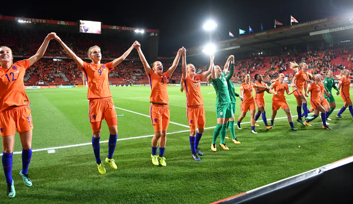 Para pemain Belanda merayakan kemenangannya atas Inggris pada UEFA Women’s Euro 2017 di Stadion FC Twente, di Enschede (3/8). Belanda akan bertemu Denmark di Final. (AFP Photo/Daniel Mihailescu)