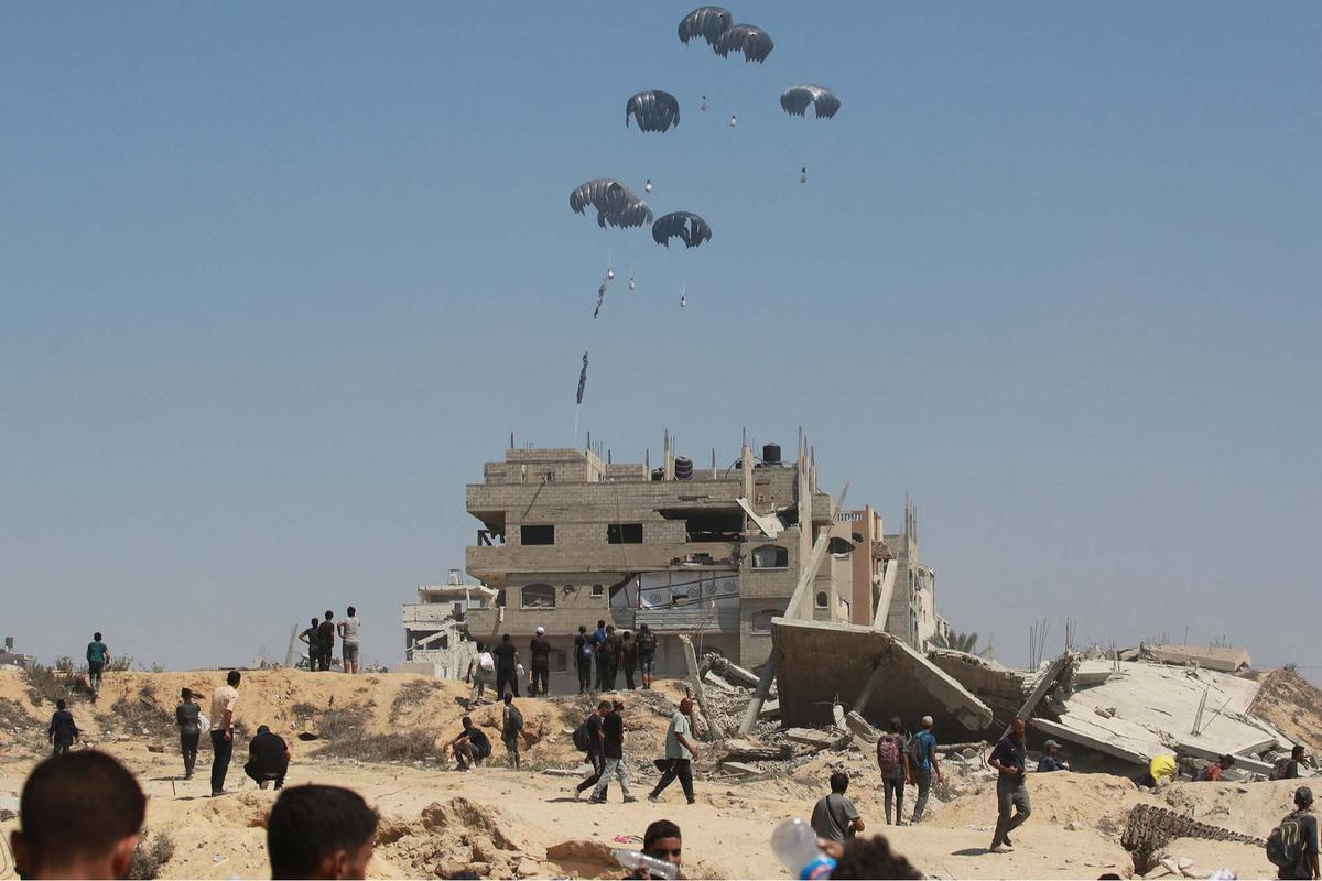 FOTO:  Momen Bantuan Kemanusiaan Dijatuhkan dari Udara di Langit Gaza