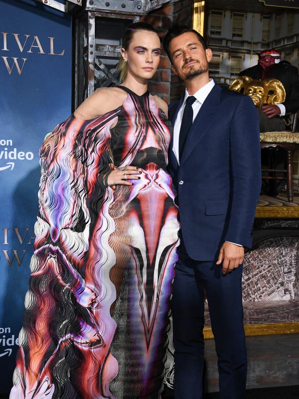 Aktris dan model asal Inggris Cara Delevingne foto bersama degnan Orlando Bloom saat menghadiri pemutaran perdana film Amazon Original Series 