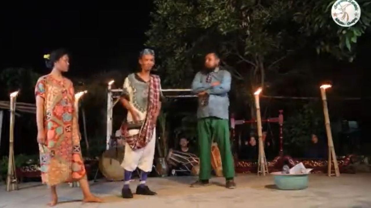 Dipentaskan di Lapangan Terbuka