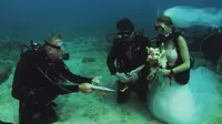 Memiliki latar belakang sebagai penyelam, pasangan ini menikah di bawah laut.