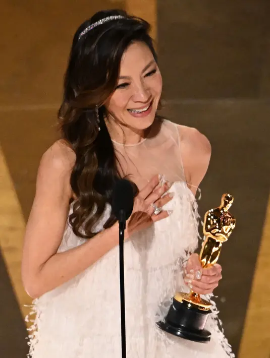 <p>Pose aktris pemilik anma lengkap Tan Sri Michelle Yeoh menerima penghargaan Piala Oscar untuk kategori aktris terbaik (Actress in Leading Role) di ruang pers pada Academy Awards ke-95 di Hollywood, California, Minggu (12/3/2023). Seperti diketahui, ini merupakan nominasi dan kemenangan pertama Michelle di Piala Oscar. (Photo by Patrick T. Fallon / AFP)</p>