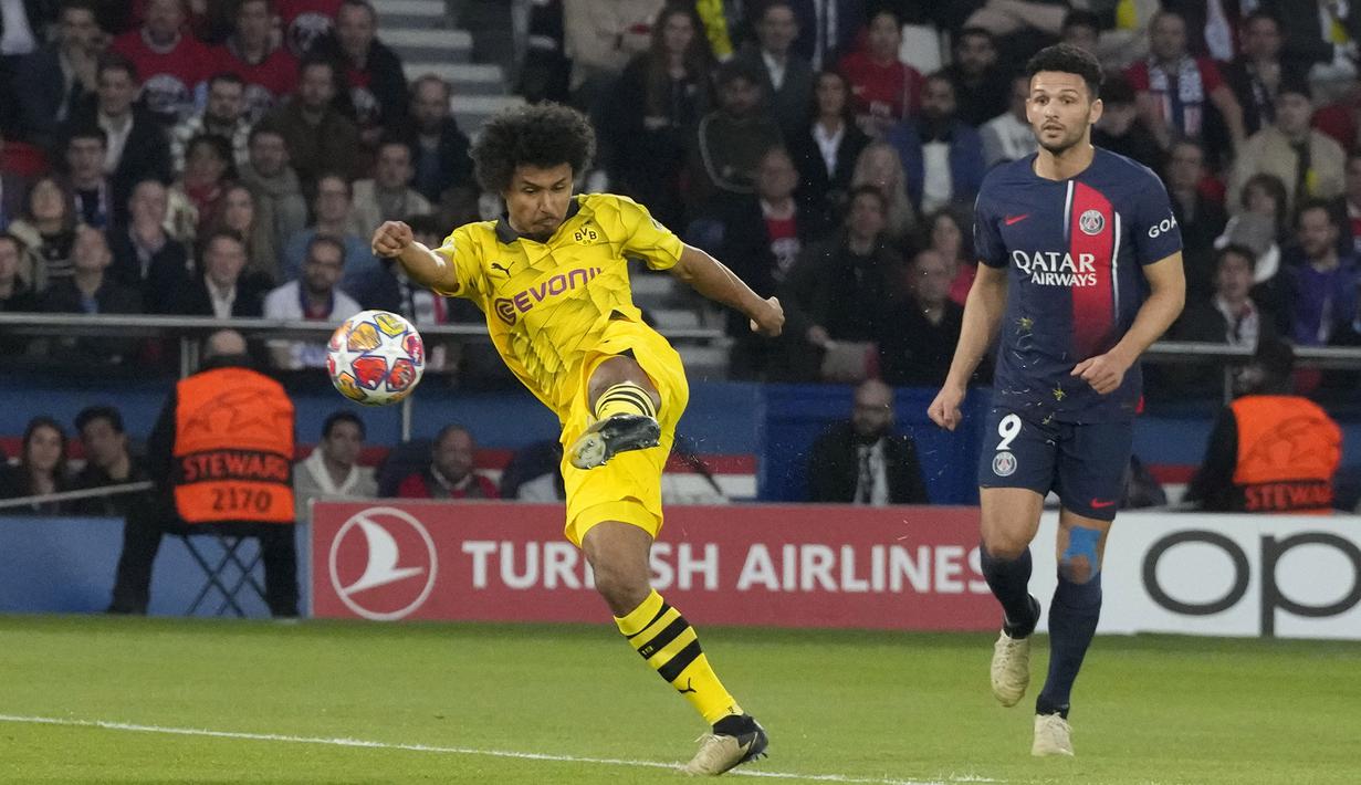 Striker Borussia Dortmund, Karim Adeyemi (kiri) melepaskan tendangan ke gawang PSG pada laga leg kedua semifinal Liga Champions 2023/2024 di Parc des Princes Stadium, Paris, Rabu (7/5/2024). (AP Photo/Frank Augstein)