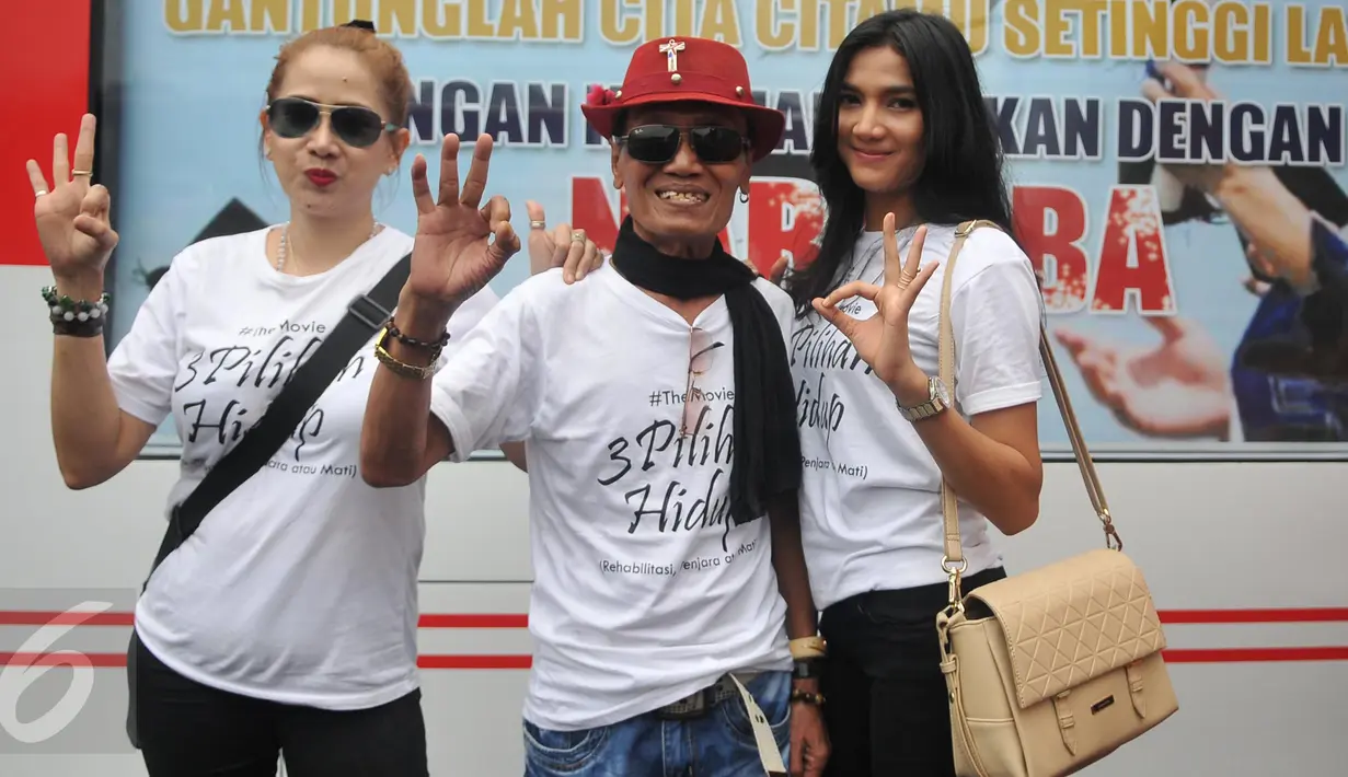 Pelawak Srimulat, Kabul Basuki atau Tessy (tessy) saat melakukan kampanye untuk tidak memakai Narkoba, Kota Tua, Jakarta,(26/2). Aksi tersebut dengan menggunakan simbol 3 pilihan hidup yaitu Rehabilitasi, Penjara atau mati. (Liputan6.com/Gempur M Surya)