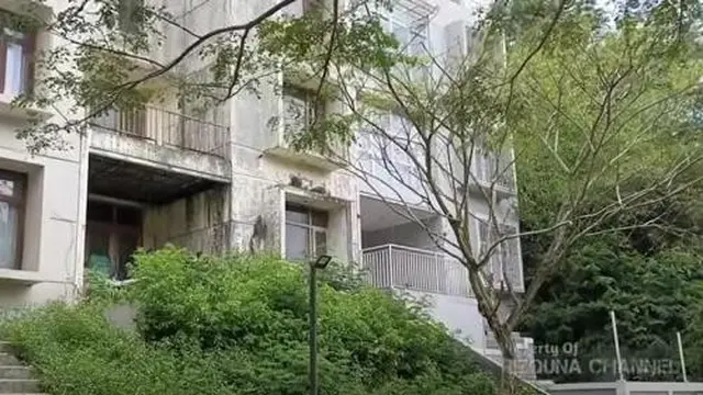 Potret rumah peninggalan alm Olga Syahputra yang terbengkalai (Sumber: Youtube/Rizquna Channel)