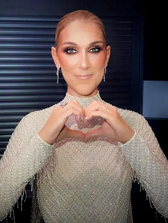 Untuk melengkapi penampilannya yang sudah luar biasa ini, Celine Dion menambahkan aksesori yang berkilauan, berupa anting-anting menjuntai. [Foto: Instagram/celinedion]