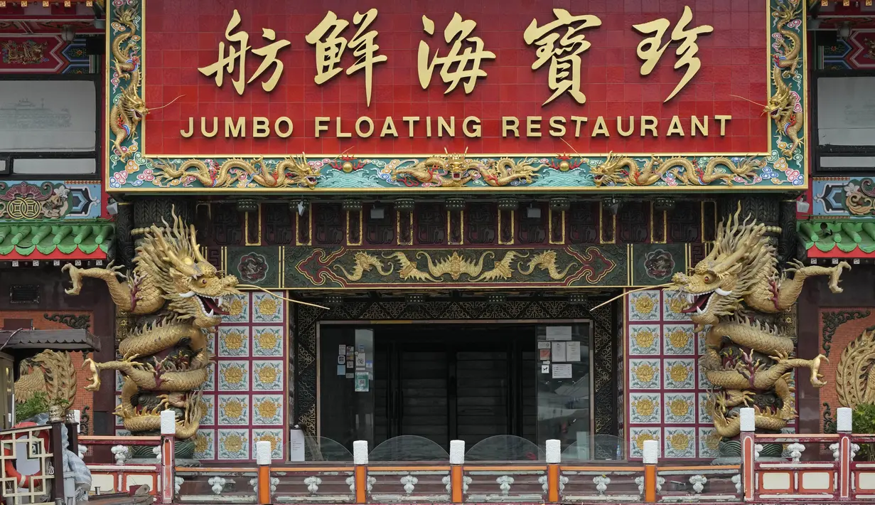 Restoran Terapung Jumbo terlihat di Hong Kong, Senin (13/6/2022). Restoran Terapung Jumbo yang ikonik di Hong Kong diatur untuk meninggalkan kota, di tengah kurangnya dana untuk memelihara restoran setelah berbulan-bulan pembatasan COVID-19. (AP Photo/Kin Cheung)
