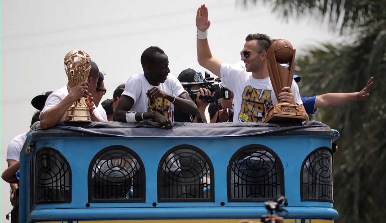 Pemain Persib, Ilija Spasojevic (kanan) dan Makan Konate diatas Bus Bandung Tour on Bus (Bandros) dalam Pawai Persib Juara Piala Presiden saat start dari Kota Baru Parahyangan, Bandung, Minggu (25/10/2015). (Bola.com/Nick Hanoatubun)