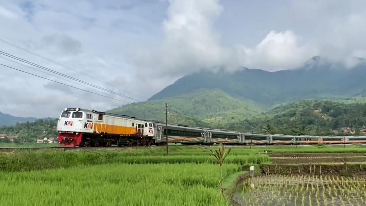 Viral di Media Sosial Tiber Kadungora Garut, Tikungan Kereta Api Terindah di Jawa Barat
