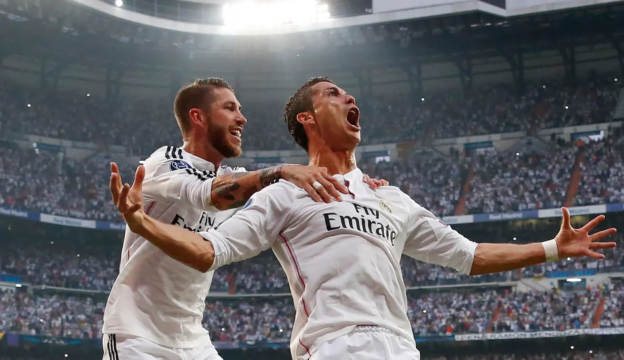 Penyerang Real Madrid, Cristiano Ronaldo melakukan selebrasi usai mencetak gol ke gawang Juventus saat leg kedua semifinal Liga Champions di Stadion Santiago Bernabeu, Kamis (14/5/2015). Real Madrid bermain imbang 1-1 atas Juventus. (Reuters/Juan Medina)