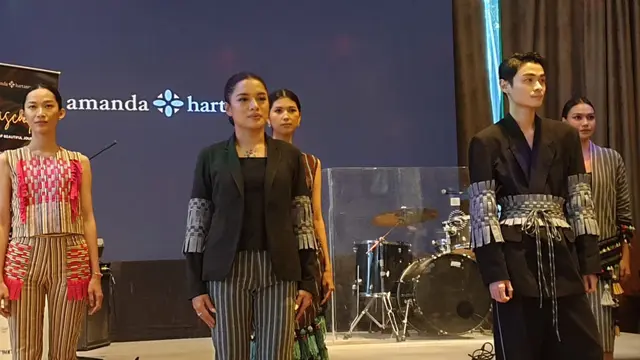 Desainer Amanda Hartanto