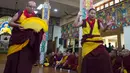 Biksu Tibet melakukan gerakan saat mengikuti sebuah upacara khusus untuk menyambut Tahun Baru mereka yang disebut Losar di Dharmsala, India (16/2). (AP/Ashwini Bhatia)