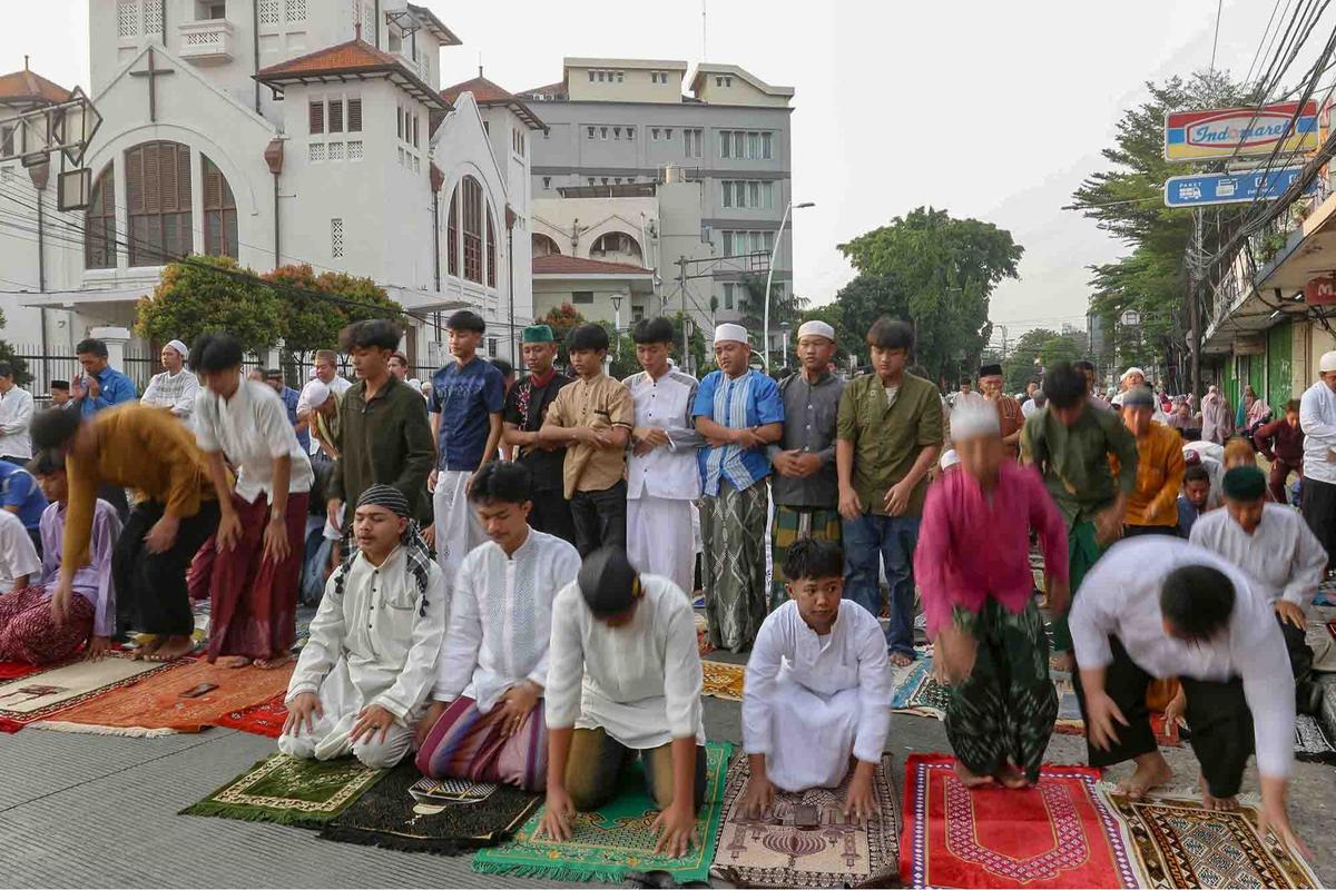 FOTO: Shalat Idul Adha di Depan Gereja Koinonia, Simbol Toleransi Umat Beragama