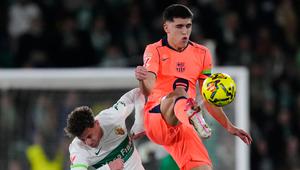 Pemain Barcelona Pau Cubarsi (kanan) berebut bola dengan pemain Elche German Valera pada laga La Liga/Liga Spanyol antara Elche vs Barcelona di Elche, Spanyol, Sabtu, 31 Januari 2026. (AP Photo/Jose Breton)