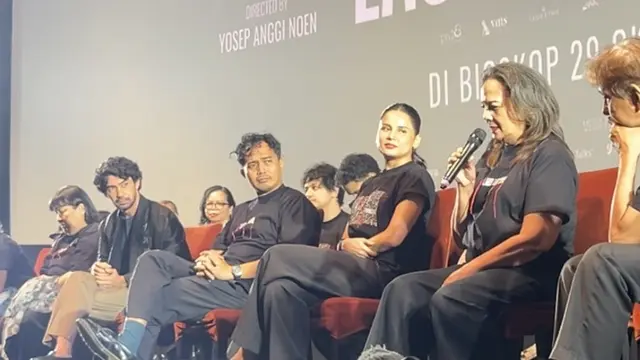 Yunita Siregar, disamping Christine Hakim yang sedang mengangkat mic dalam konferensi pers Laut Bercerita di kawasan Jakarta pada (20/10/2026). (Liputan6.com/Afradhiya N. R)