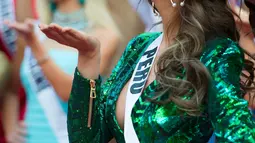 Miss Peru 2015, Laura Spoya berpose di Planet Hollywood Resort & Casino di Las Vegas, Nevada, (7/12). Mereka akan melakukan sesi pemotretan jelang pertunjukan di DIC Crown. (Reuters/Matt Petit)