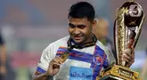 Pemain Port FC, Asnawi Mangkualam tersenyum melihat medali juara Piala Presiden 2025 di Stadion Si Jalak Harupat, Soreang, Kabupaten Bandung, Jawa Barat, Minggu (13/7/2025). (Liputan6.com/Helmi Fithriansyah)